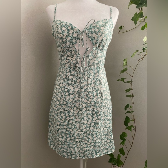 NEW Women‎ Kiss The Sky Lace-Up Mini Dress Green Floral Mini Dress size SMALL - Picture 3 of 13